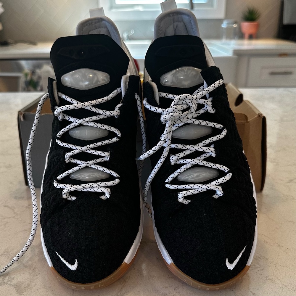 LEBRON XVIII (GS) sneakers NWB - Picture 8 of 10